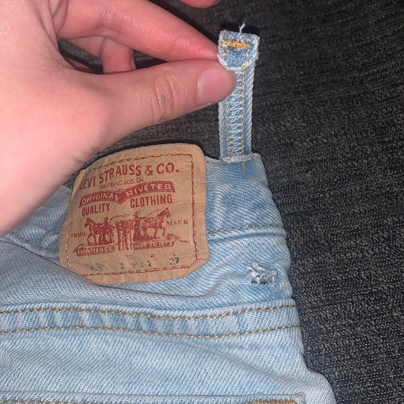 Rolled up light wash Levi shorts - Picture 4 of 4